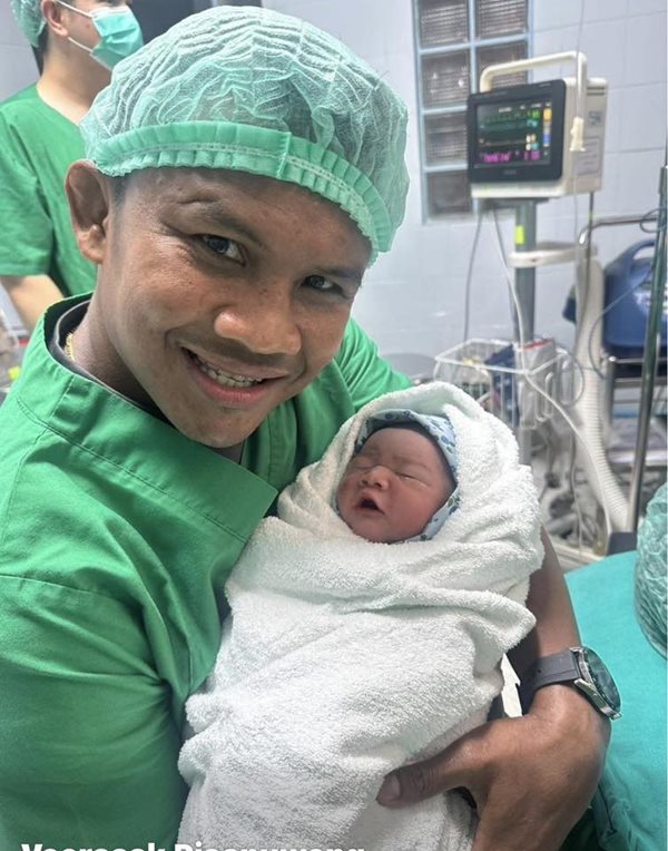 บัวขาว บัญชาเมฆ โพสต์ภาพแสดงความยินดีที่ภรรยาให้กำเนิดลูกชาย